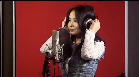 Дуучин Х.Мөнхцэцэг “Улаан пальто” киноны “Бүүвэйн аялгуу” дууг дуулжээ